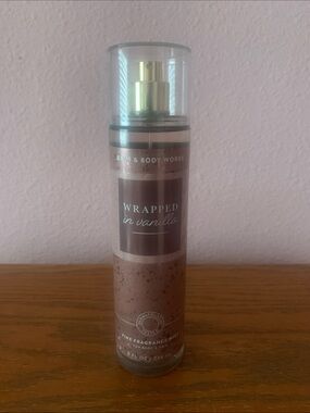 Bath & Body Works Wrapped in Vanilla Fragrance Mist - Brown & Gold
